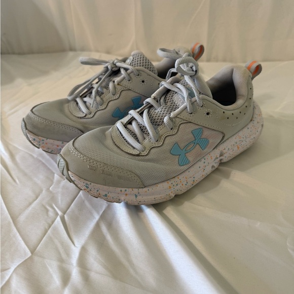 Under Armour Charged Assert 10 Running Shoes Womens Size 7.5 Sneakers Gray - Picture 1 of 7
